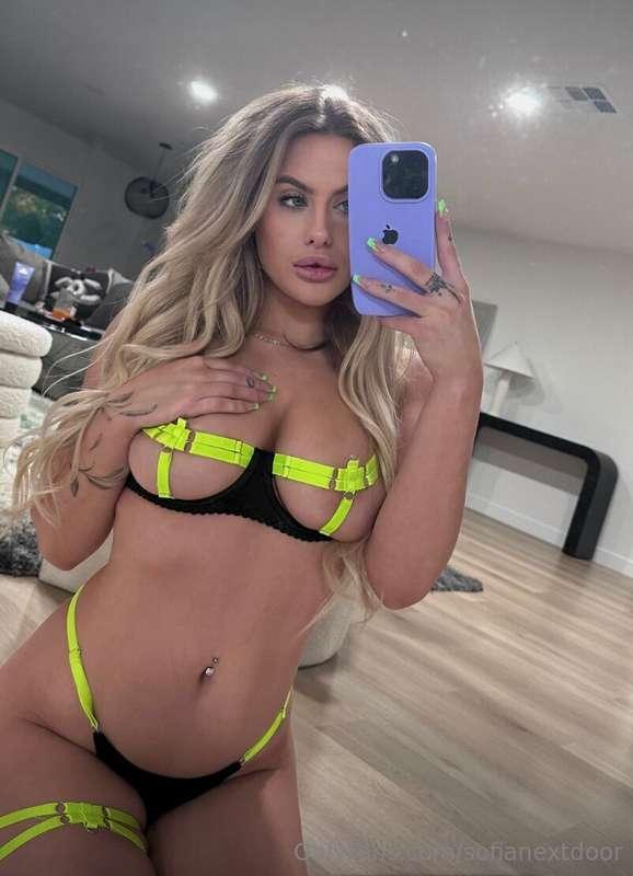 OMG!🥵@chlobearrr is planning her FIRST 3 some😱😱 ☝🏻FIRST 25 S..