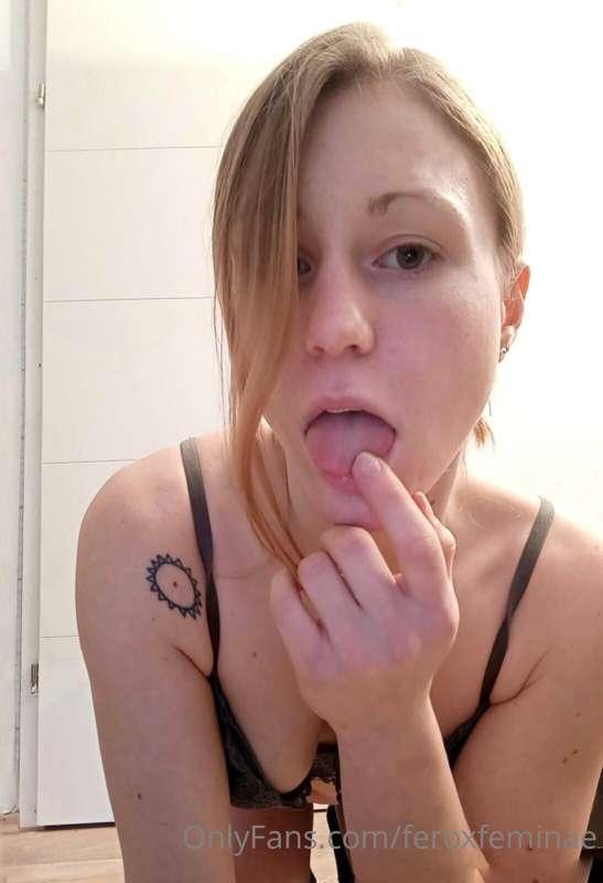 Let me taste your lips 👅 and suck your circumcised dick 🍆🥵