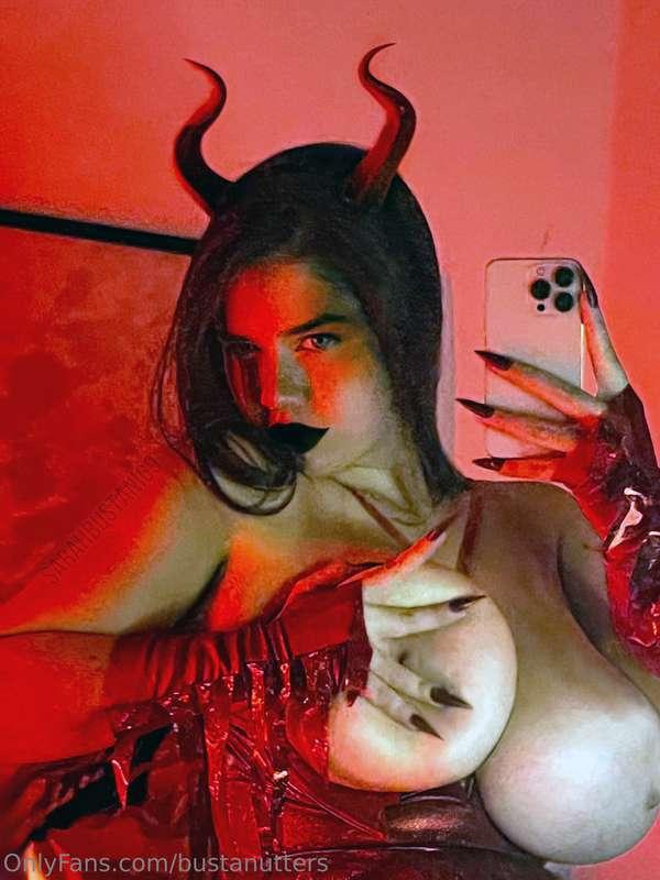 Come closer mortal, let me taste your desire ๋࣭ ⭑🕸🦇🕸๋࣭ ⭑
