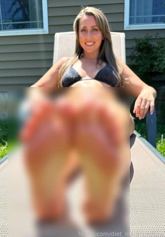 👣 Want me to put them on your dick?? 👣

#outside #bikini #smile #brunette #dimples #longhair #feet #footfetish #soles #toes #toering #softsoles #pinksoles #fetish 