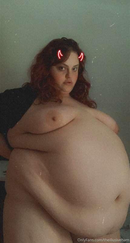 Obese temptress 😈 doesn’t that deep bellybutton look invitin..