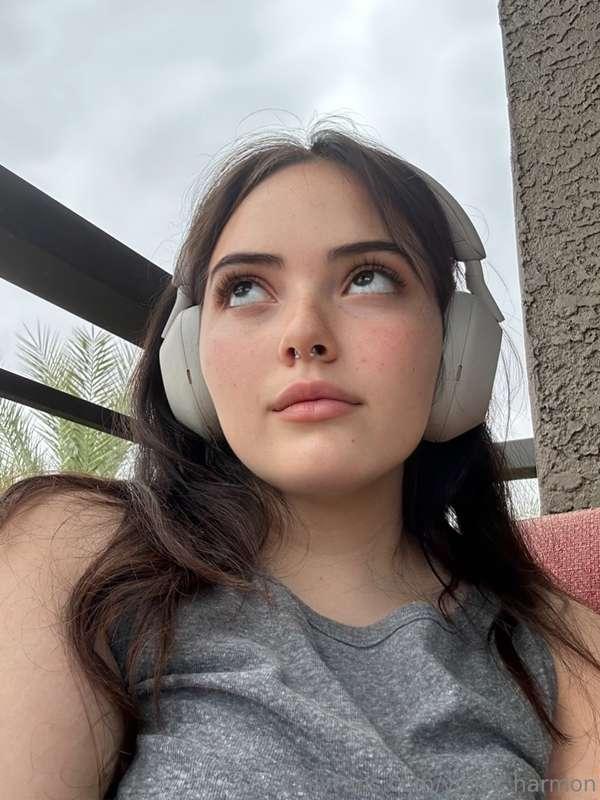 Playing with myself while waiting for you to dm me 👀