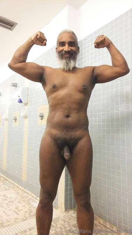 Flex Friday!  #beard #musculardaddy #gay #feet #gaycruising ..