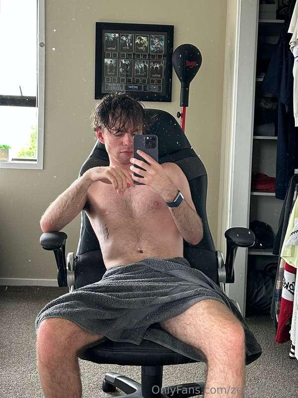 sneak a hand up my towel 👀