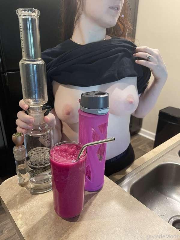 Pink smoothies and pink nipples to start your day 💕