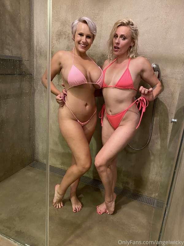 Pis*sing lesbian scene