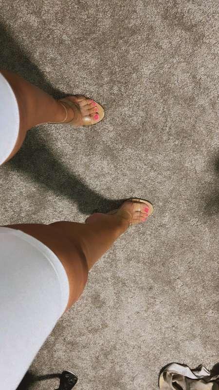High heels, pink toes. Do you think it looks cute? 😘