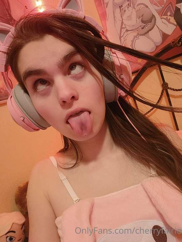 I'm a gamer girl, in a gamer world ♥️🎮 Life is fantastic, I ..