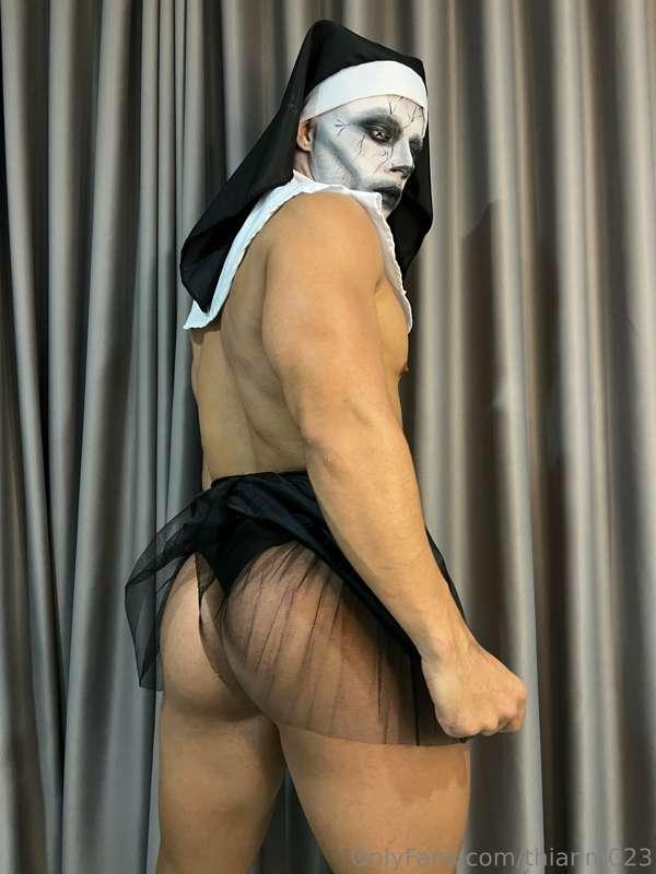 ¿Quieres una monja para esta noche? 🎃🍆