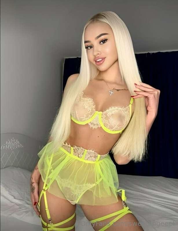 Hottie @magicallflower shoots dirty content at home and love..