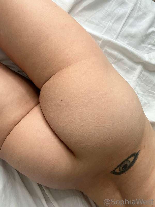 Take a few bites of my cake baby?🍰🍰