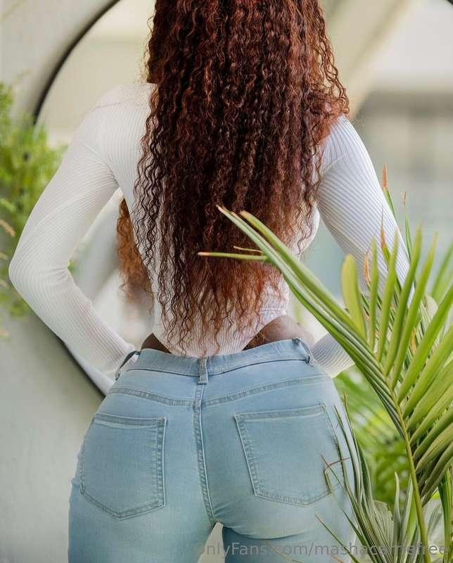 Watch me undress this outfit on your DM 😈🌶️.