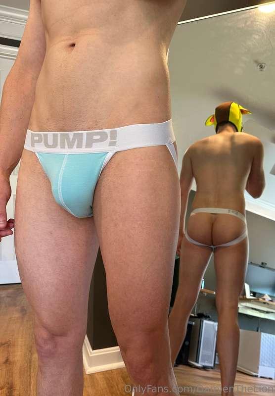 Blessing your feed with some @goldeyboi butt ✨ 
