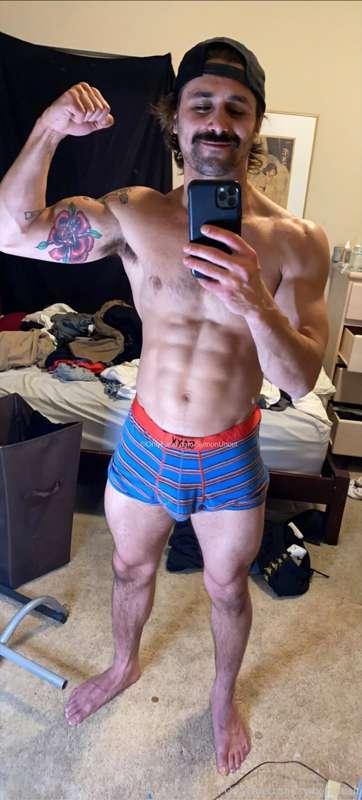 Play with my cock and muscles while I fold my laundry.