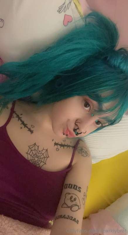 ugh so bored n horny in bed :( need someone here in bed w me