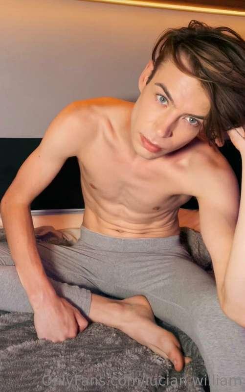 i want you to use me as your fuck doll 😲 **dm me**