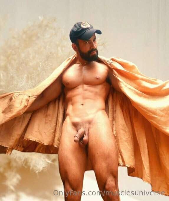 Personal Trainer @efren_encalada full naked!
