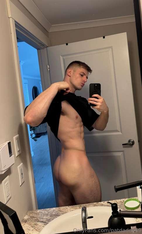 This ass deserves to sit on your face 😈🍑