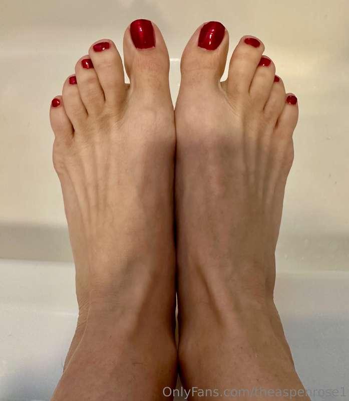 Good morning!🌞 As promised, here are some pics of my feet th..