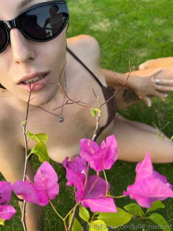 The flowers hid all the most interesting things🙈🌸