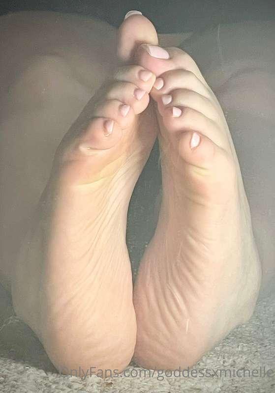 don't you wanna fuck my pretty little feet? 🥺