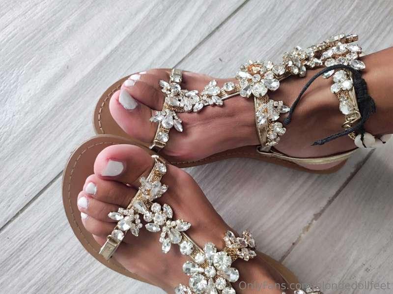 My nice flat sandals... DM for the full set. Kiss. Blonde Do..