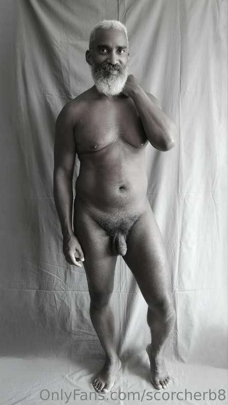 Monochrome Monday!  #beard #musculardaddy #gay #feet #gaycru..