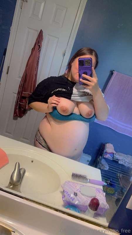 Titty and pregnant belly💙