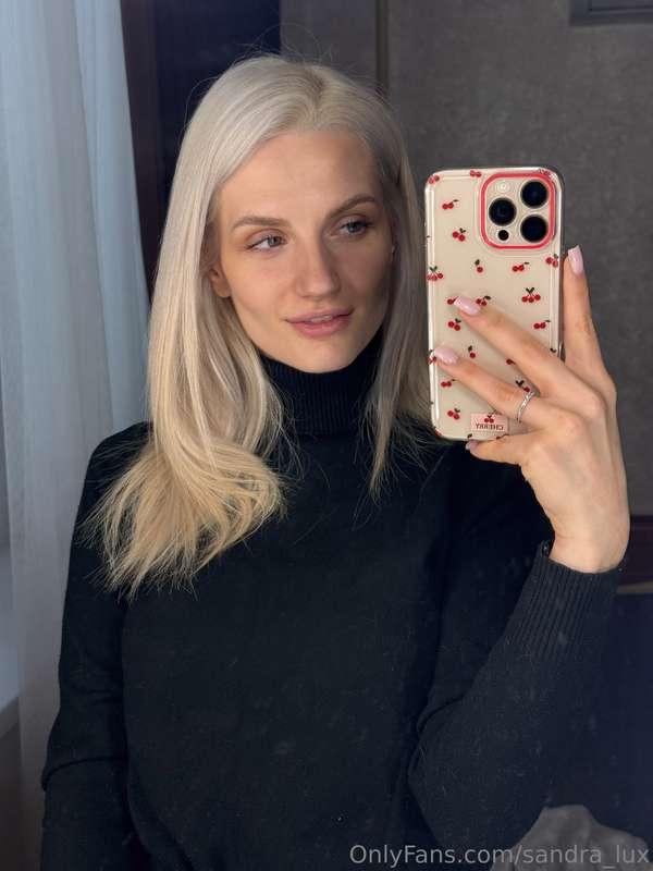 Sometimes the mirror reminds me to smile 🤗