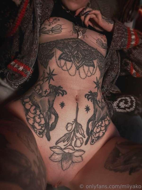 Cum on my cute tattooed belly?🍁💦