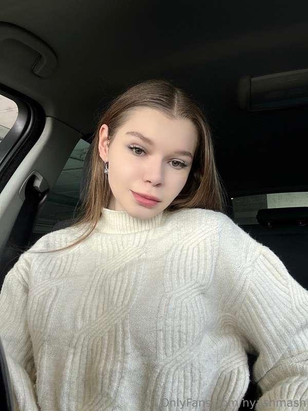 Comfort in the car, a white sweater and a warm look... do yo..