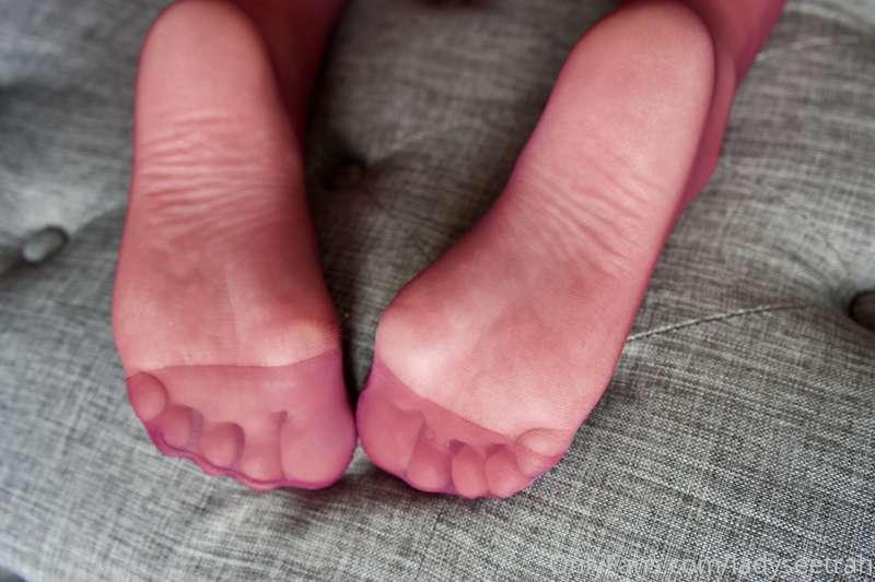 Cum all over my nylon soles.