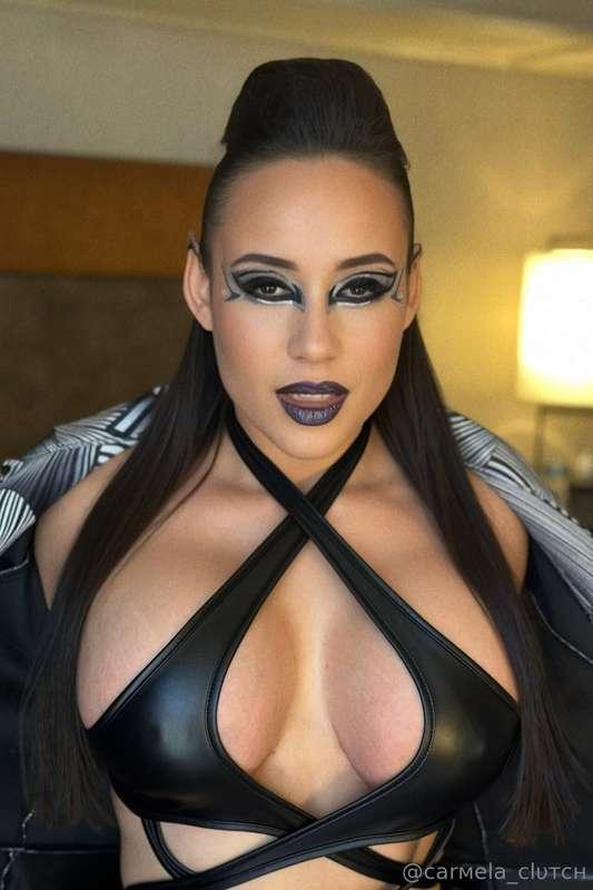 are you into goth chicks? 😈