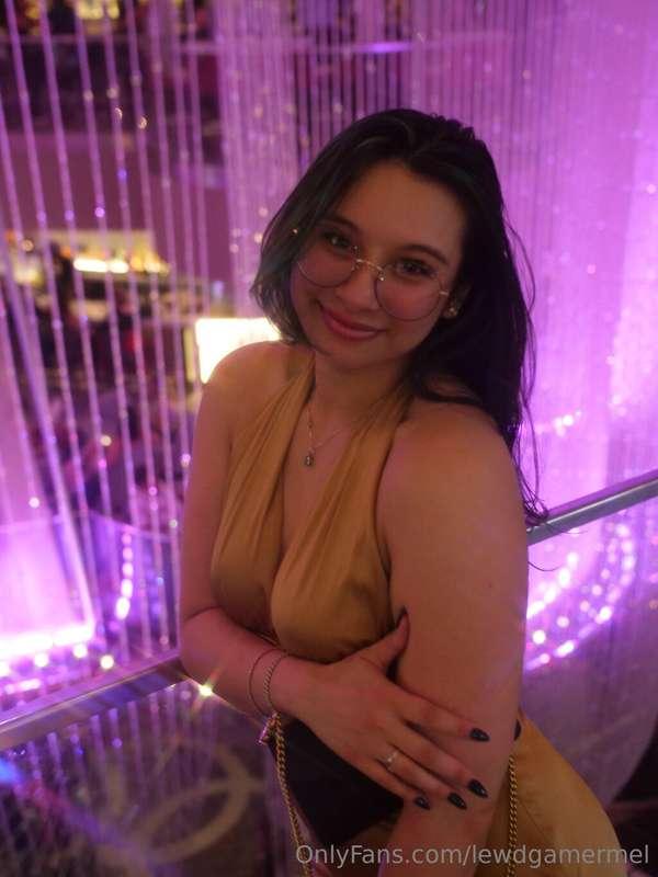 Vegas pics incoming w/ a lot of sexy dresses (in public) 😝Lm..