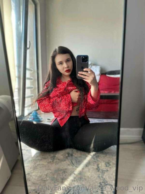 **Do you want to see a cameltoe? Hehe, then write to me...**..