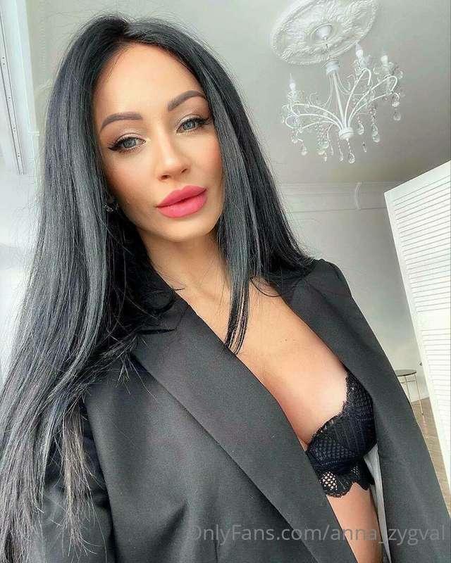 Oh , my mood is incredibly naughty today 😈😈

Do you want to ..