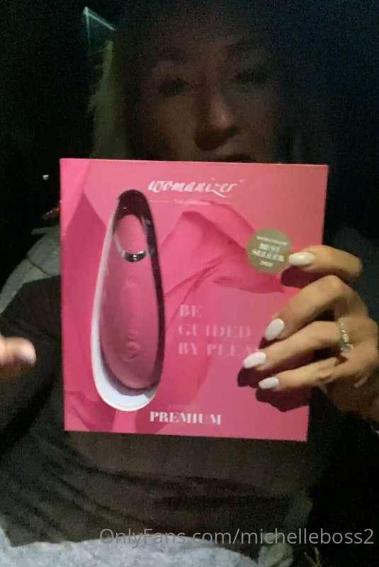 getting naughty in the car with a new toy 😈 hope no one catc..