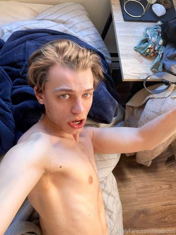 Your morning view:) Quick selfie almost falling off the bed🤪