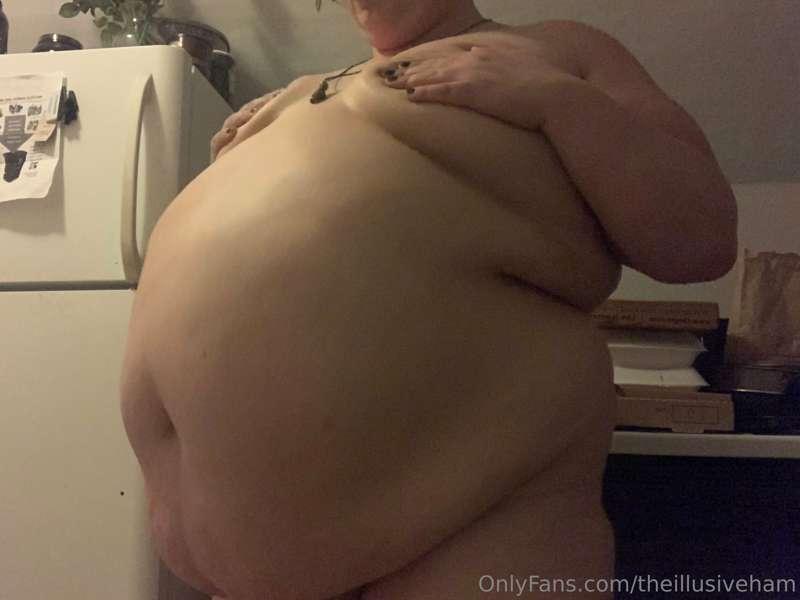 Sooo stuffed bloated n gassy from carbs galore 
🍕 🍕 🐳 look h..