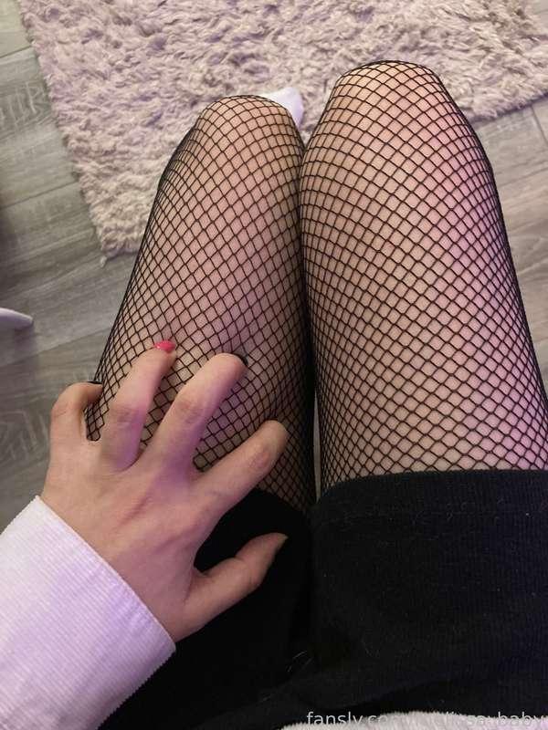 happy new year 💓 

this new year was the worst cause i was alone but i didn’t wanna be alone :c  i hope i will not be all year like this 👽 wish u a good and productive year 💞 luck to all of us 

#fyp #legs #fishnets #tights #nails #petite #teen #alt #amateur 