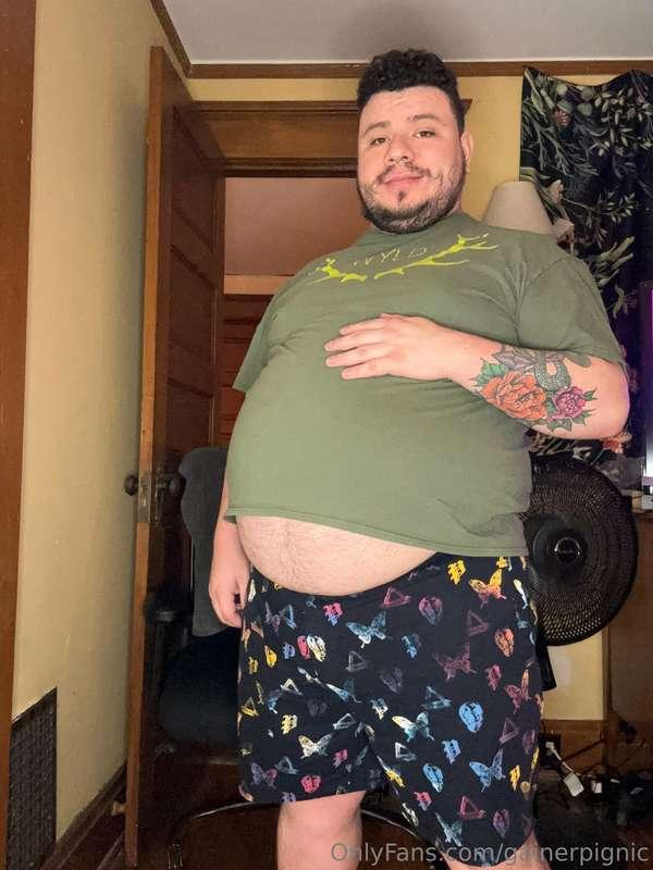Fatty stripping out of his lazy day clothes🐖