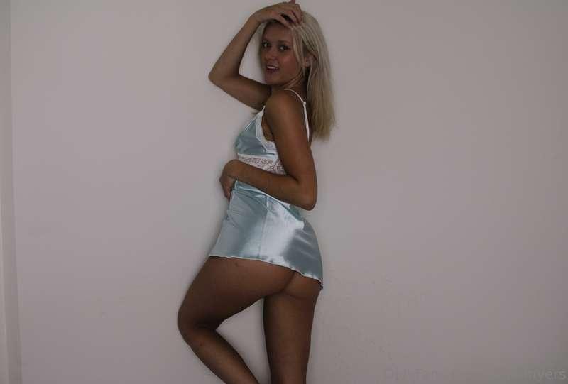 blondie with a booty