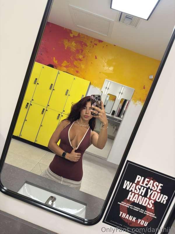 Pre-workout confidence check 💪🏼