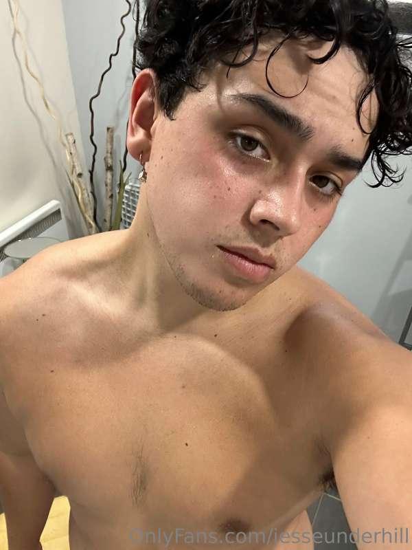 Just got out of the shower after my morning workout 😏