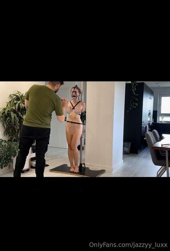Nachdem mein Herr mich geknebelt hat, hat er mir einen Plug ..