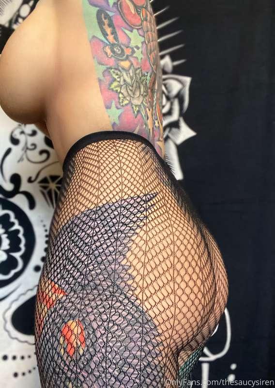 Play with her booty, not her heart! 😏😘