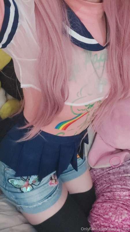 Have some cute thigh and outfit pics uwu
