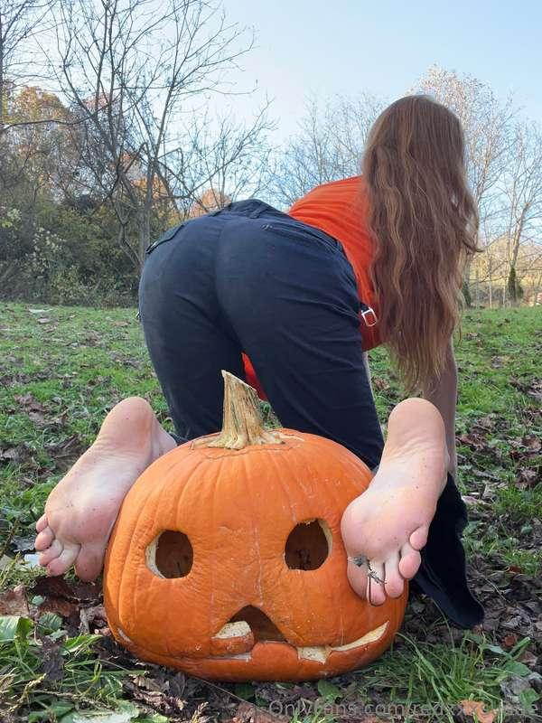 Trick or treat!! Smell my booty & feet 🙈😇💋🎃