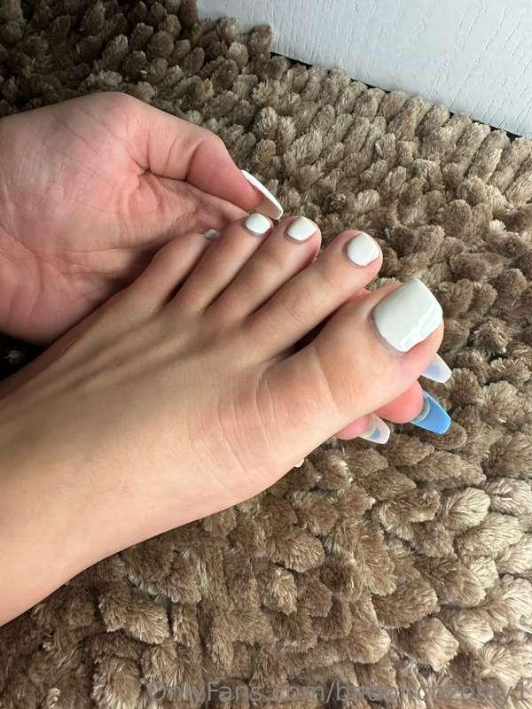 new white toe nails😝😝