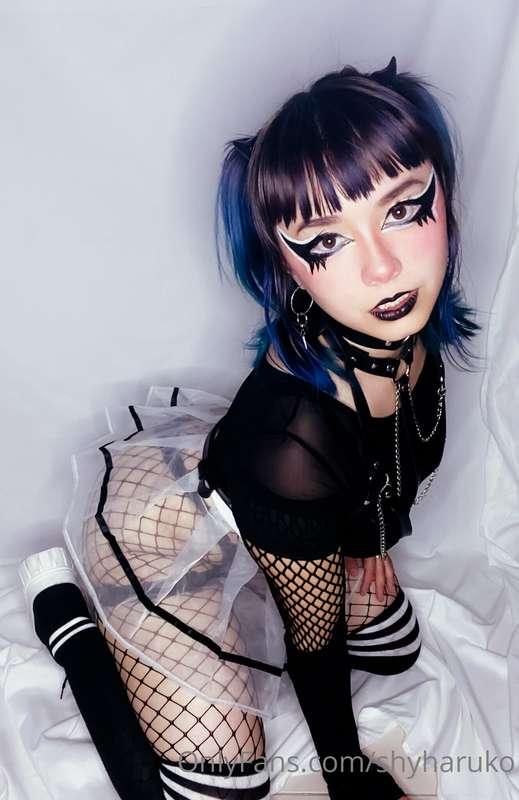 Can I be your goth gf tonight? 🖤 Im online rn sexting!😘